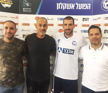 גורמזנו במעמד החתימה