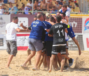 שחקני כרמיאל. להוריד בפניהם את הכובע (סטראבו)