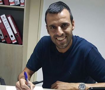 ניר נחום במעמד החתימה (דף הפייסבוק הרשמי)