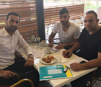 קנאוותי במעמד החתימה