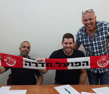 אוהד סיידוף במעמד החתימה