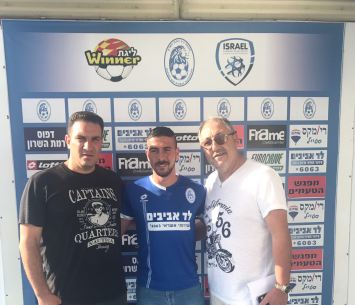 כוכב וסוכנו ג'קי דהן במעמד החתימה