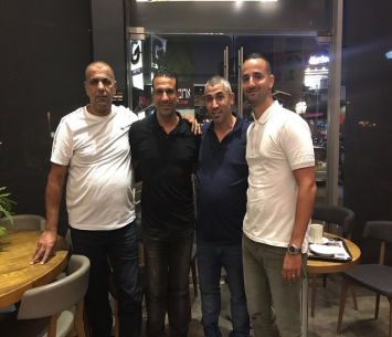 שאקי וסוכנו במעמד החתימה