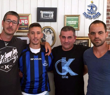 אדריאן רוצ'ט במעמד החתימה