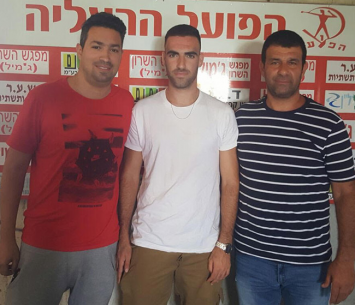 שראל במעמד החתימה