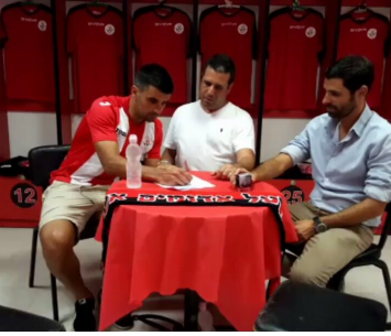 אזולאי במעמד החתימה