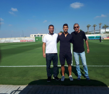 מזרחי במעמד החתימה