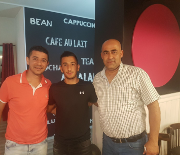 דאהר במעמד החתימה