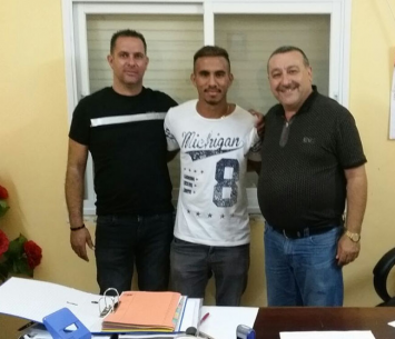 ניסמבאום במעמד החתימה