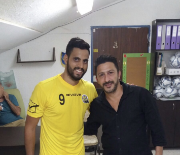 עומר מולאי במעמד החתימה