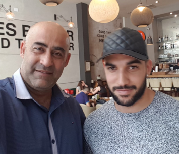 מוטי מלכה במעמד החתימה