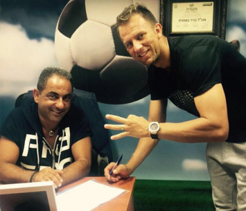 דה סילבה במעמד החתימה