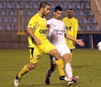 ממשיך לשתף פעולה עם מאמנו. דרור ניר (בצהוב)