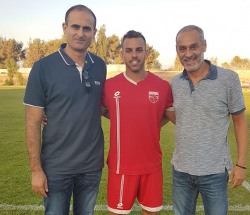 מזרחי במעמד החתימה