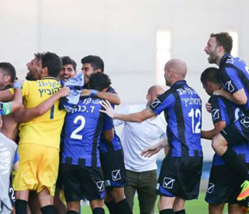 שחקני פתח תקווה חוגגים ניצחון במחזור הראשון (דני מרון)