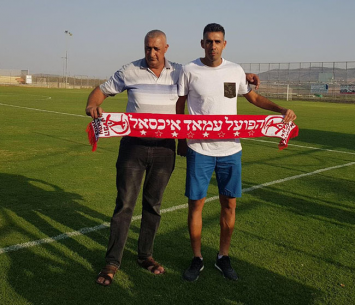 אלירן חודדה במעמד החתימה