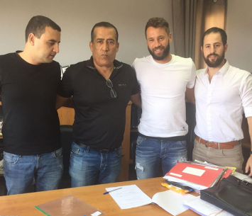 נינו דוקו במעמד החתימה