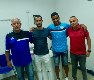 ברונו לוז במעמד החתימה