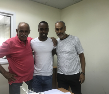 לאוטה במעמד החתימה