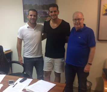 אהרוני במעמד החתימה