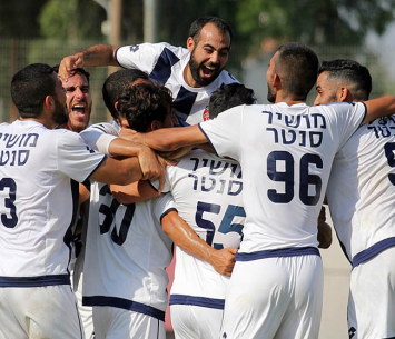 שחקני כפר קאסם חוגגים (לירן דורף)