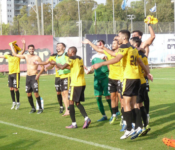 שחקני נורדיה חוגגים ניצחון ראשון (אלי שמואלי)