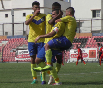 שחקני יבנה חוגגים