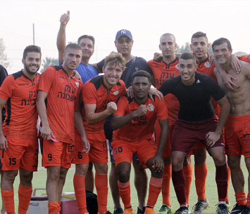 שחקני כפר שלם בסיום (לירן דורף)