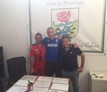 במעמד החתימה. אטרש