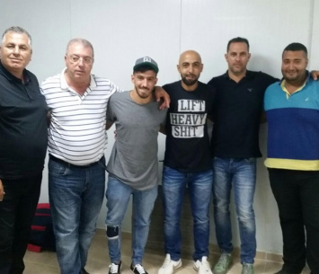 בן שושן במעמד החתימה