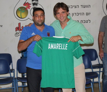 החתמה ענקית. אמארלי במעמד החתימה