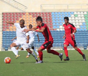 איימן עלי מנסה לשמור על הכדור (שובל ירושלמי)