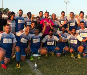 שחקני אריאל עם הגביע (משה שלו, דף הפייסבוק הרשמי)