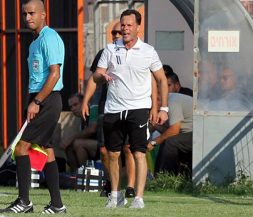 חוגג את המקום השלישי. שוהם