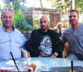 החתמת ענק. לוי במעמד החתימה