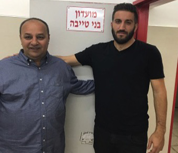 ציקיאשווילי במעמד החתימה עם בילאל בדיר