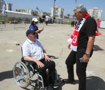 אגדה נוספת. דרורי לצדו של ראש עיריית חדרה צביקה גנדלמן (שלומי גבאי)