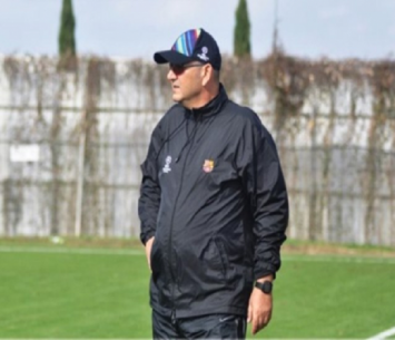 זעם על ההתערבות של ההנהלה ועזב. ארמה