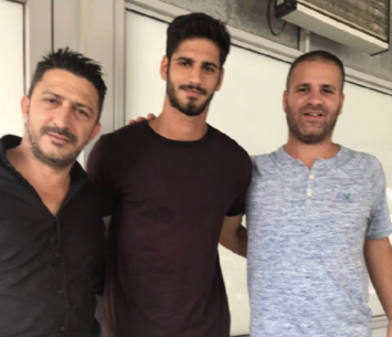 נמאס לו. אסיף (במרכז)