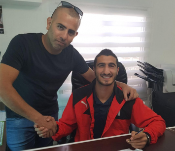 פאיק מחאמיד במעמד החתימה יחד עם עומרי הלוי