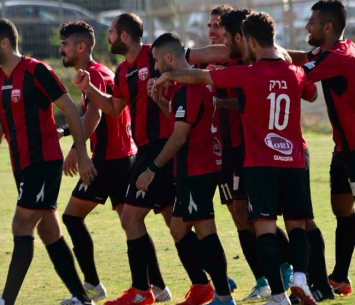 כולם עמדו לצידו. בן עשור והשחקנים (דף הפייסבוק הרשמי)