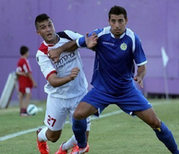 מחפש בית חדש. עמוס (בכחול)