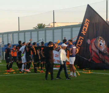 שחקני נס ציונה עם האוהדים בסיום