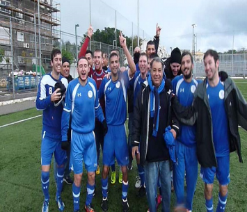 שמחים אחרי ניצחון חשוב. שחקני בית