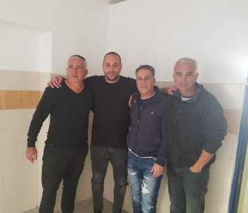 סיסו במעמד החתימה יחד עם היו”ר וחברי ההנהלה