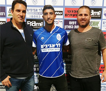 המגן וסוכנו במעמד החתימה