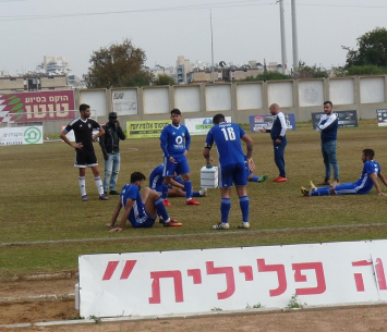יקבלו חיזוק? שחקני דימונה בסיום המשחק מול חולון (אלי שמואלי)