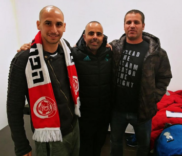 בורחל במעמד החתימה