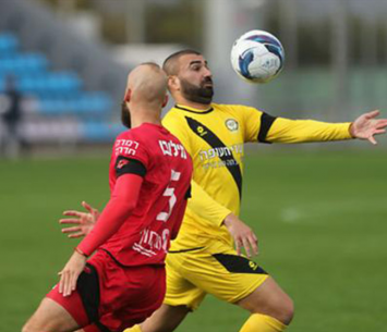 ערן לוי שומר על הכדור