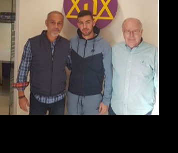 כהן במעמד החתימה